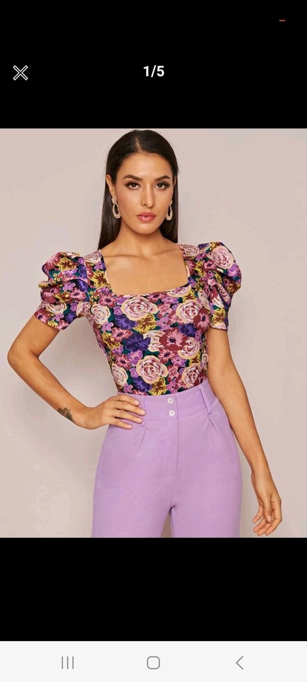 T-shirt: Shirt mit Puffärmeln mit Blumenmuster – Nuovo e nell'imballaggio originale da Muri AG venduto da ReBoutique 7