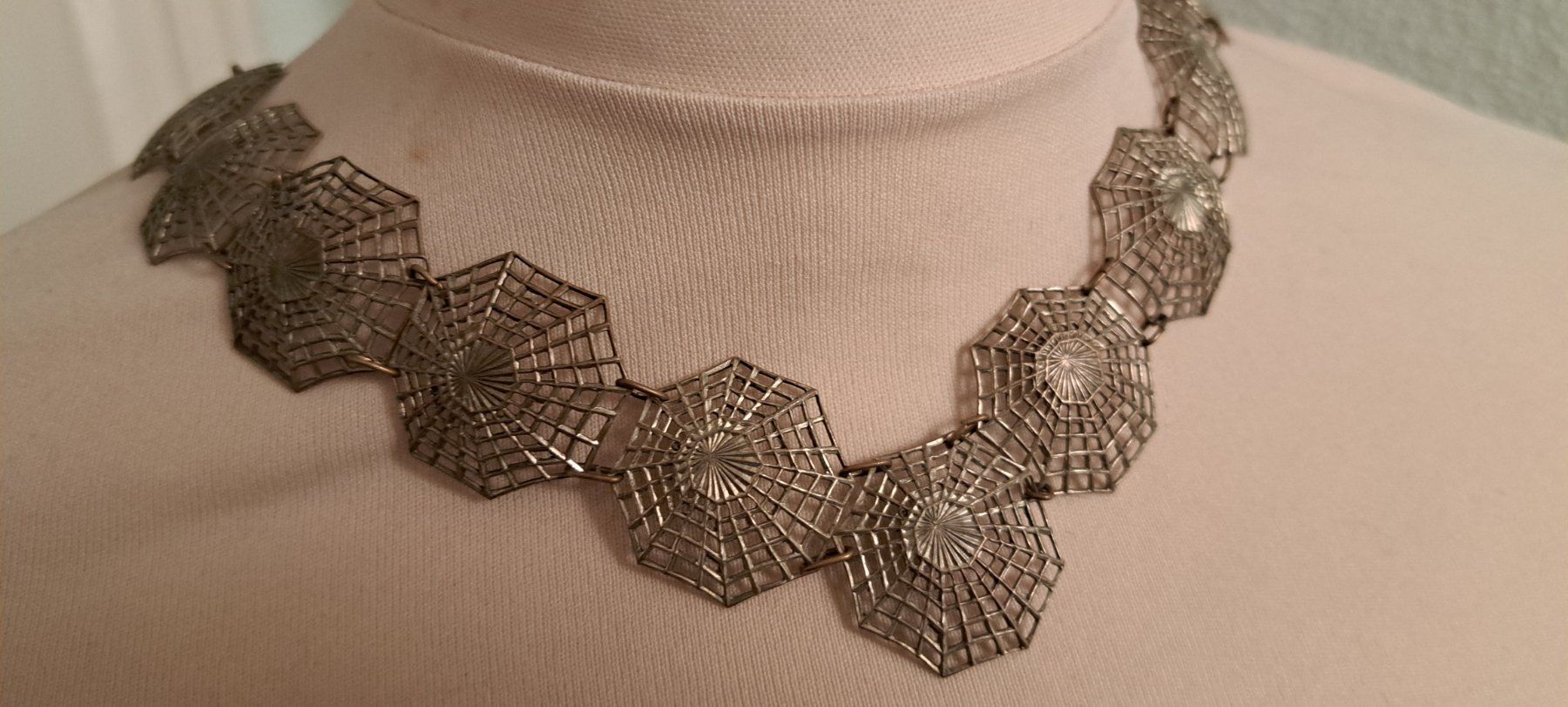 Catenine: Gothic Kette Spinnennetz vermutl. antik ca. 44cm, Verschluss – Usato da Ettingen venduto da Maranathatalitha 1