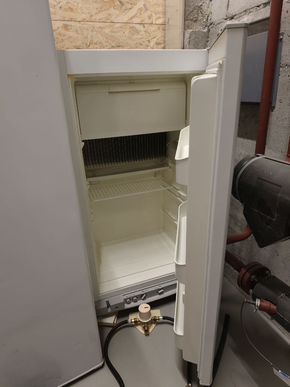Frigoriferi: Kühlschrank mit Gas oder Strom (freistehende) – Usato da Altstätten SG venduto da CuratedChapter 1