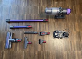 Dyson V11 viel Zubehör-Akku u Filter Neuwertig!!