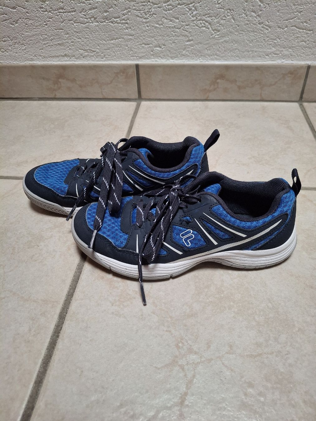 Fila Scarpe per ragazzi: Fila Hallenturnschuhe Grösse 35 – Usato da Wilderswil venduto da janabe