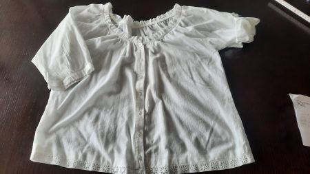 Weisse Bluse mit Lochstickerei, Grösse M, Top Zustand