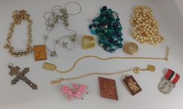 Schmuckkonvolut & Sammlerposten: Vintage-Schmuck & Abzeichen