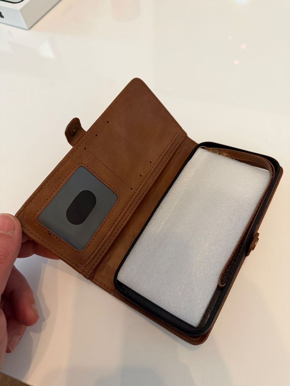 Apple Cover & Protezioni schermo: iPhon 14 Pro Max Cover braun Kunstleder mit Magnet Einsatz – Nuovo e nell'imballaggio originale da Kölliken venduto da Teguwegu 2