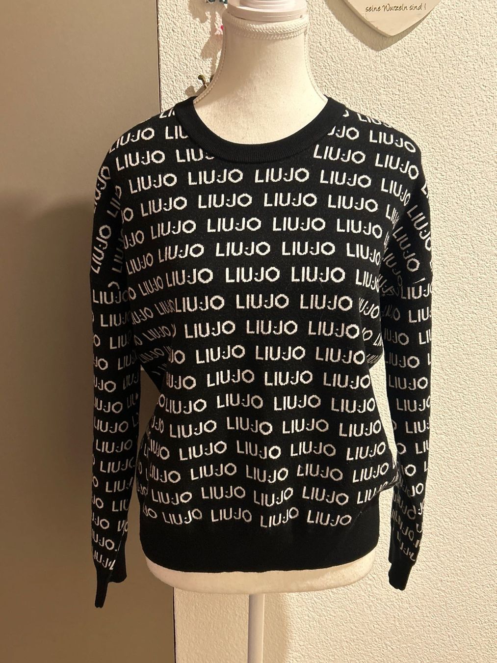 Liu Jo Maglioni & Felpe: Liu Jo Pullover schwarz / weiss mit Aufschrift – Usato da Brunnen venduto da Nala2929