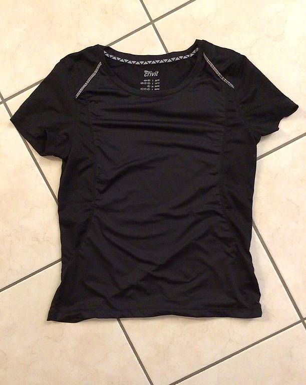 T-Shirts: Schwarzes T-Shirt Größe 36/38 – Gebraucht aus Zimmerwald von wuff81