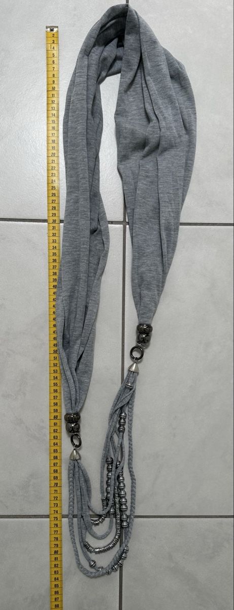 Foulard & Sciarpe: Schal/Kette grau mit Schmuckelementen – Nuovo (secondo la descrizione) da Münsingen venduto da Innchen 2