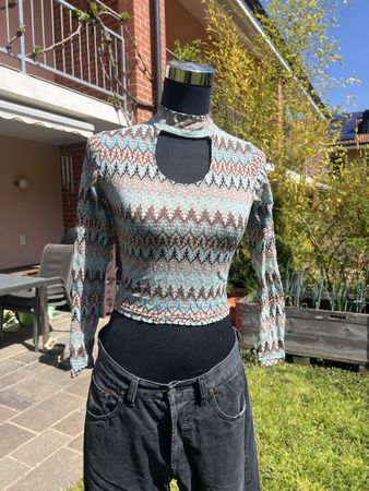 Damen Langarmshirt mit Cut-out Muster mehrfarbig neuwertig
