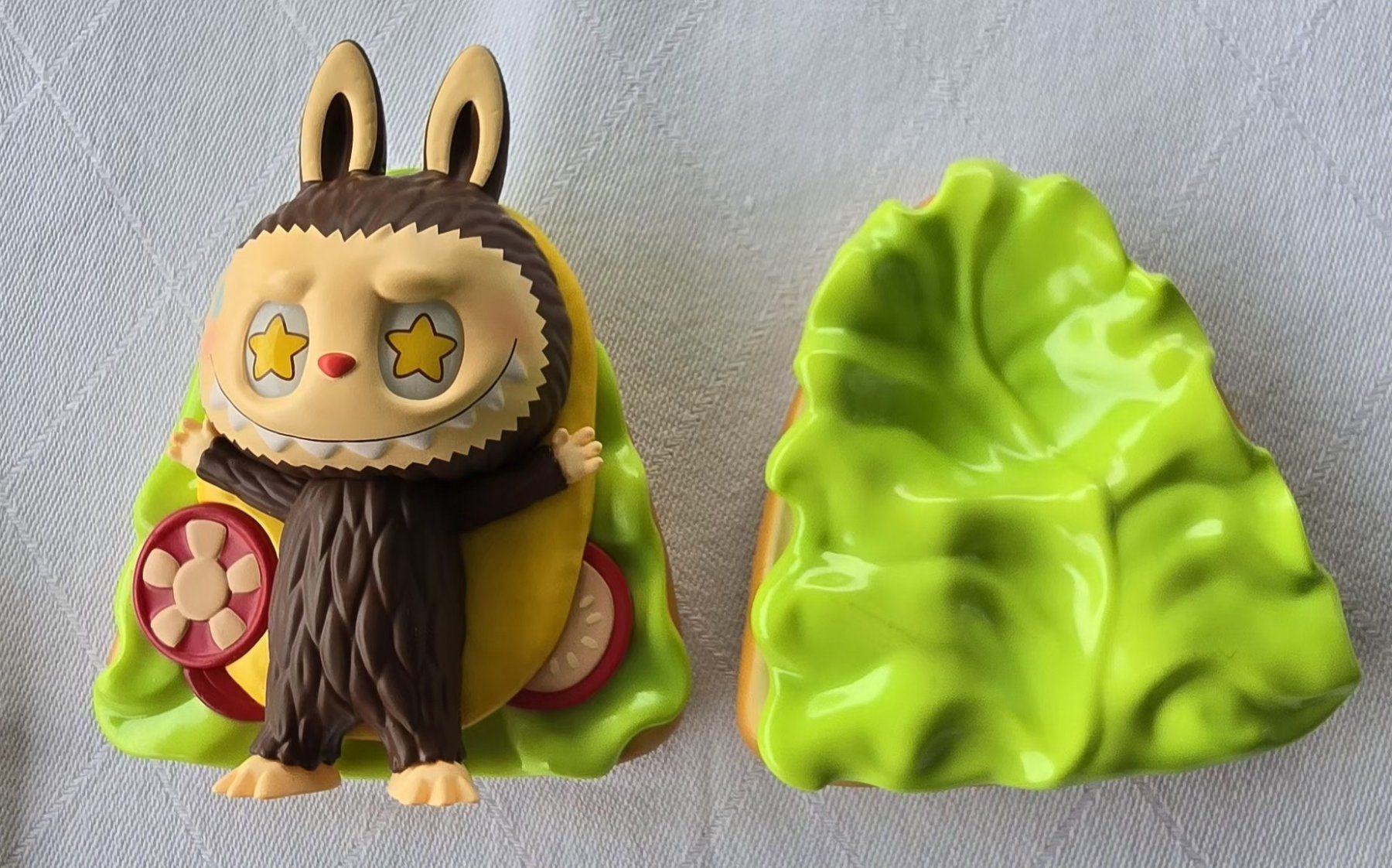 Pop Mart Statuette: Pop Mart The Monsters Labubu Hand made Sandwich – Nuovo e nell'imballaggio originale da Spiez venduto da Jeepnjim