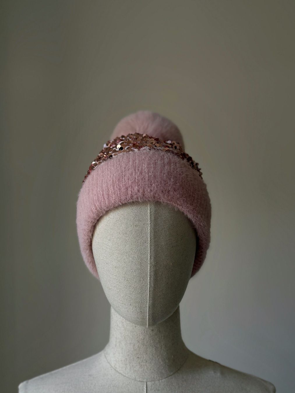 Altro abbigliamento per bambina: Cappello con pompon e paillettes, Nuovo, mai indossato – Nuovo e nell'imballaggio originale da Bioggio venduto da oxanacas 1