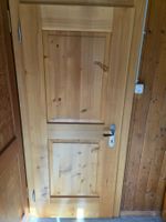Holztüre mit Vintage Klinke