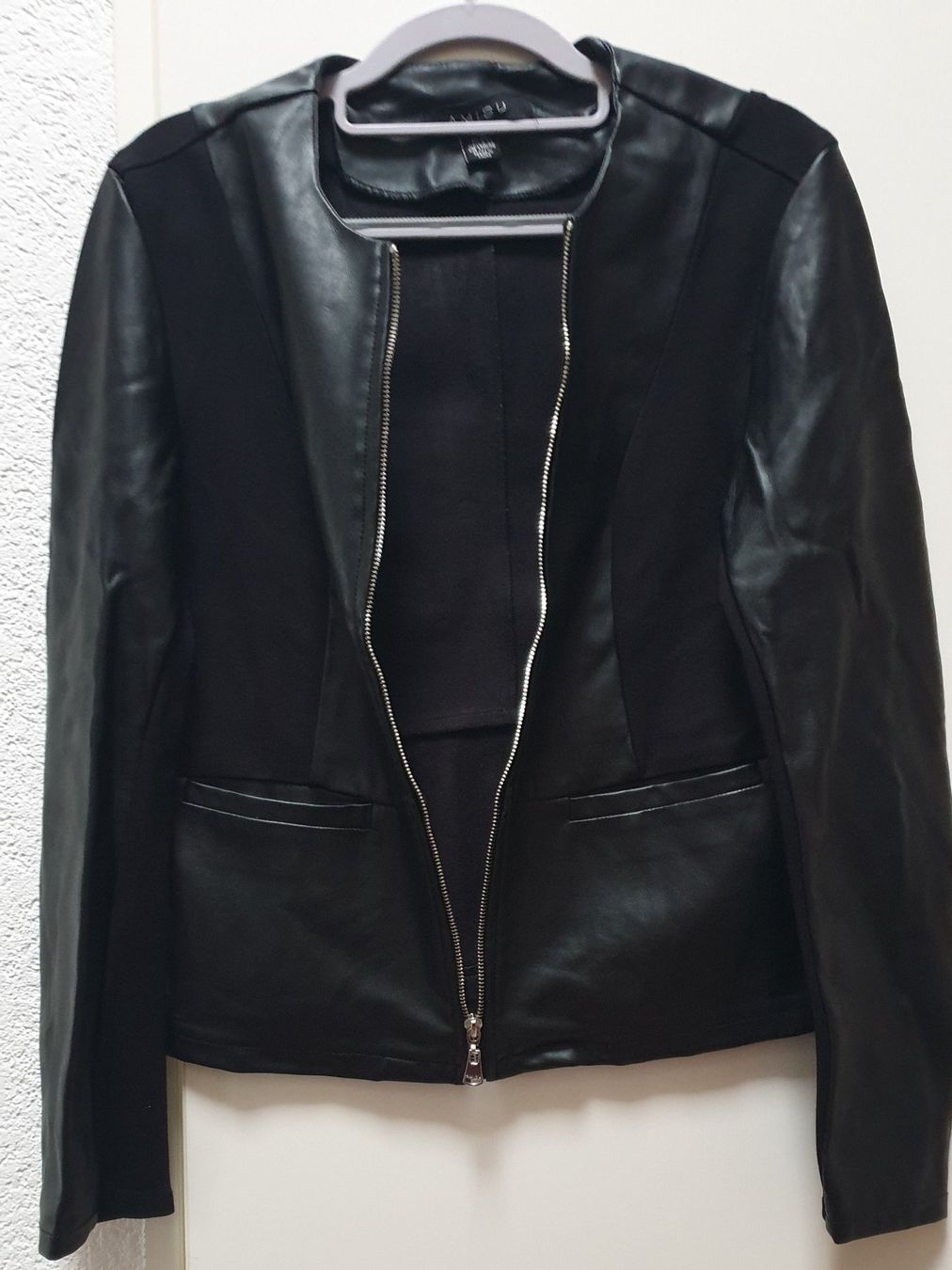 Giacche: Schwarze Kunstlederjacke – Usato da Thun venduto da Vinkaa