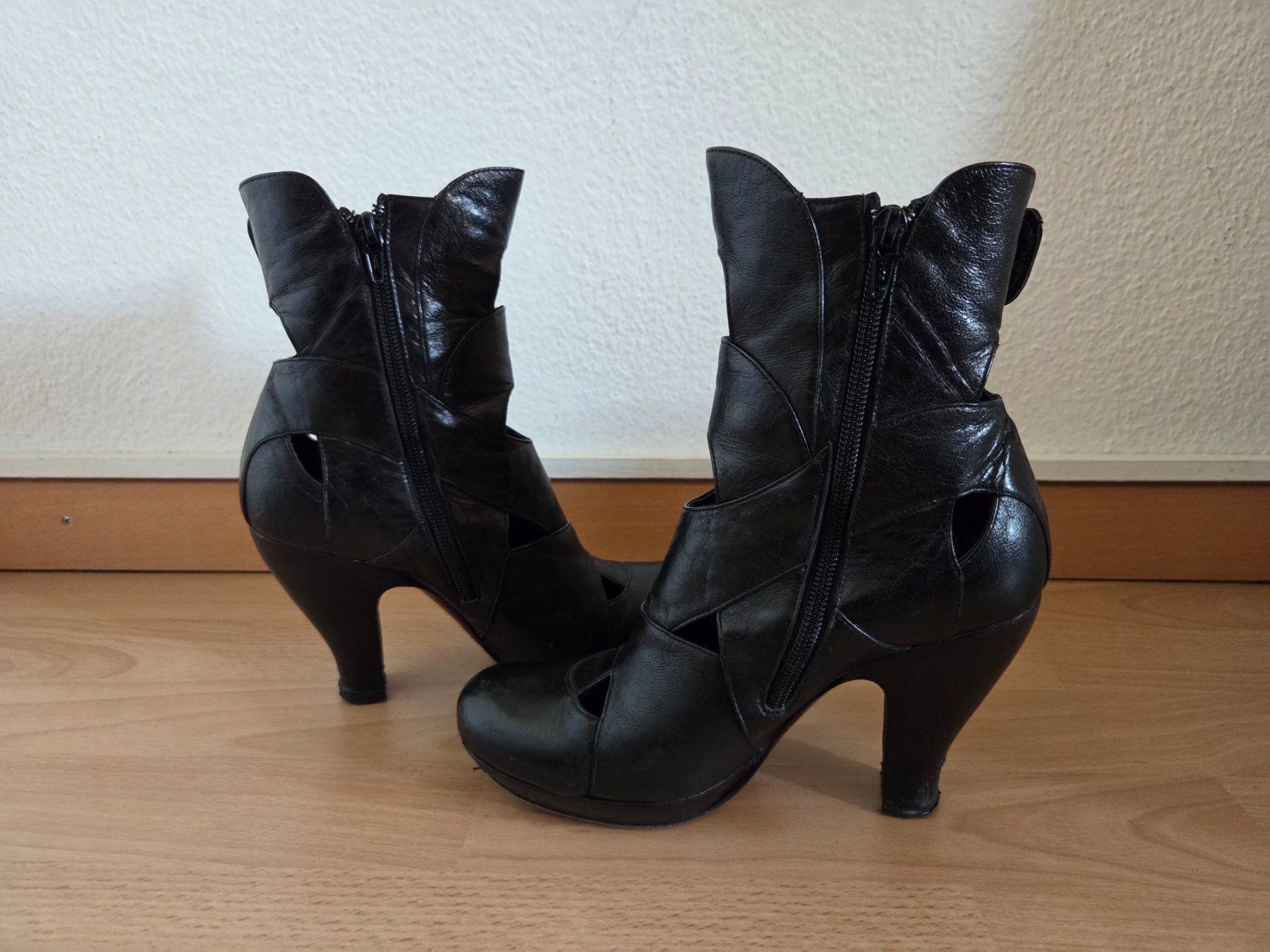 Chie Mihara Scarpe da donna: Chie Mihara 37.5 – schwarze Cut-out-Booties – Usato da Zürich venduto da aktak 5