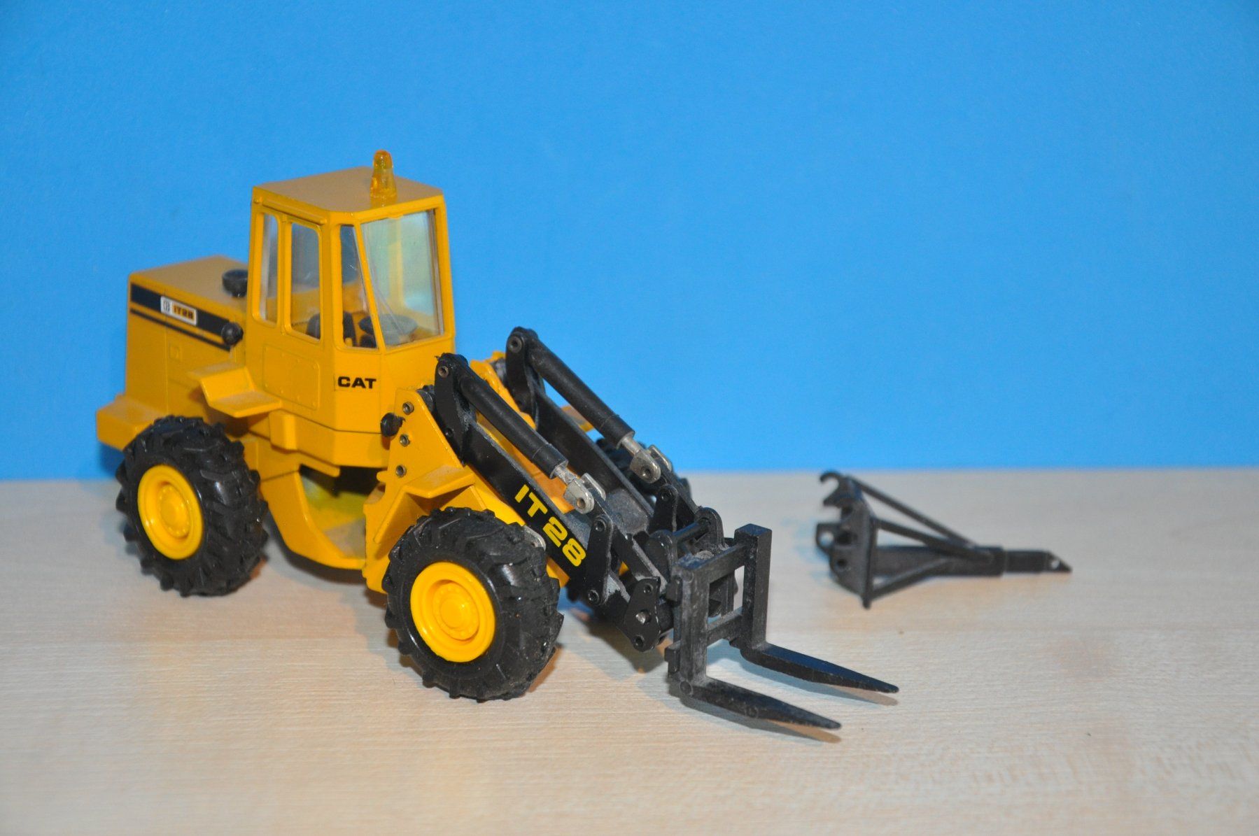 Conrad Kit di modellismo & Modellini statici: CAT IT 28 Industrieradlader – Usato da Mitlödi venduto da worker04 3