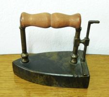 Antikes Kleines Bügeleisen aus Messing 1950er
