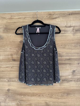 Lipsy Top. Glamourös & schmucksteinbestickt