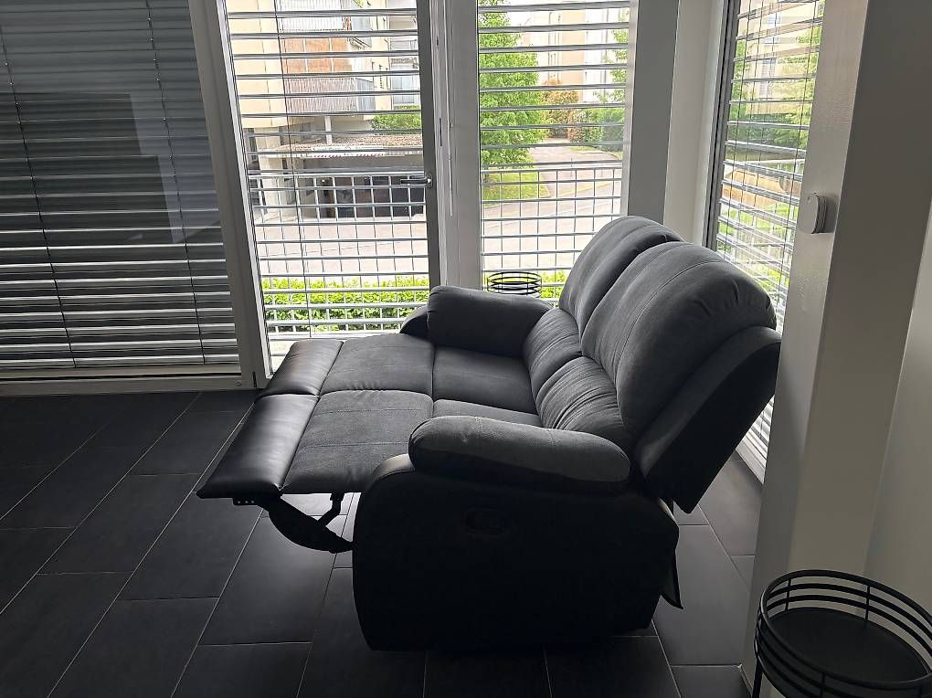 Divani: Relaxsofa 2-Sitzer-Microfaser & Kunstleder - Grau & Schwarz – Usato da Buchs ZH venduto da BBindelay 2