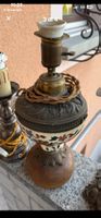 Lampada da tavolo antica decorata, metallo e ceramica