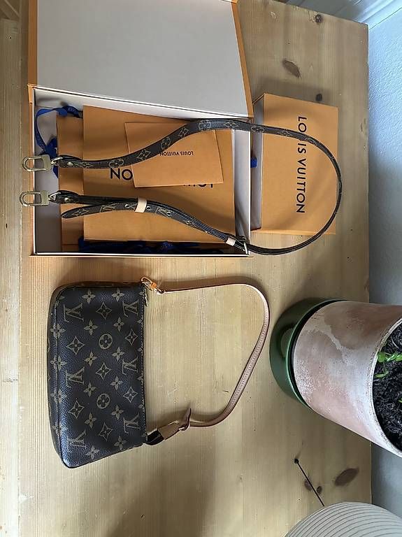 Louis Vuitton Borse: Louis Vuitton Pochette Accessoires mit Gurt – Usato da Basel venduto da selise