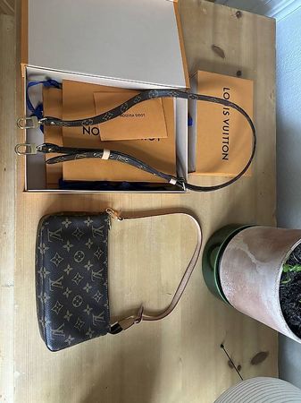 Louis Vuitton Pochette Accessoires mit Gurt
