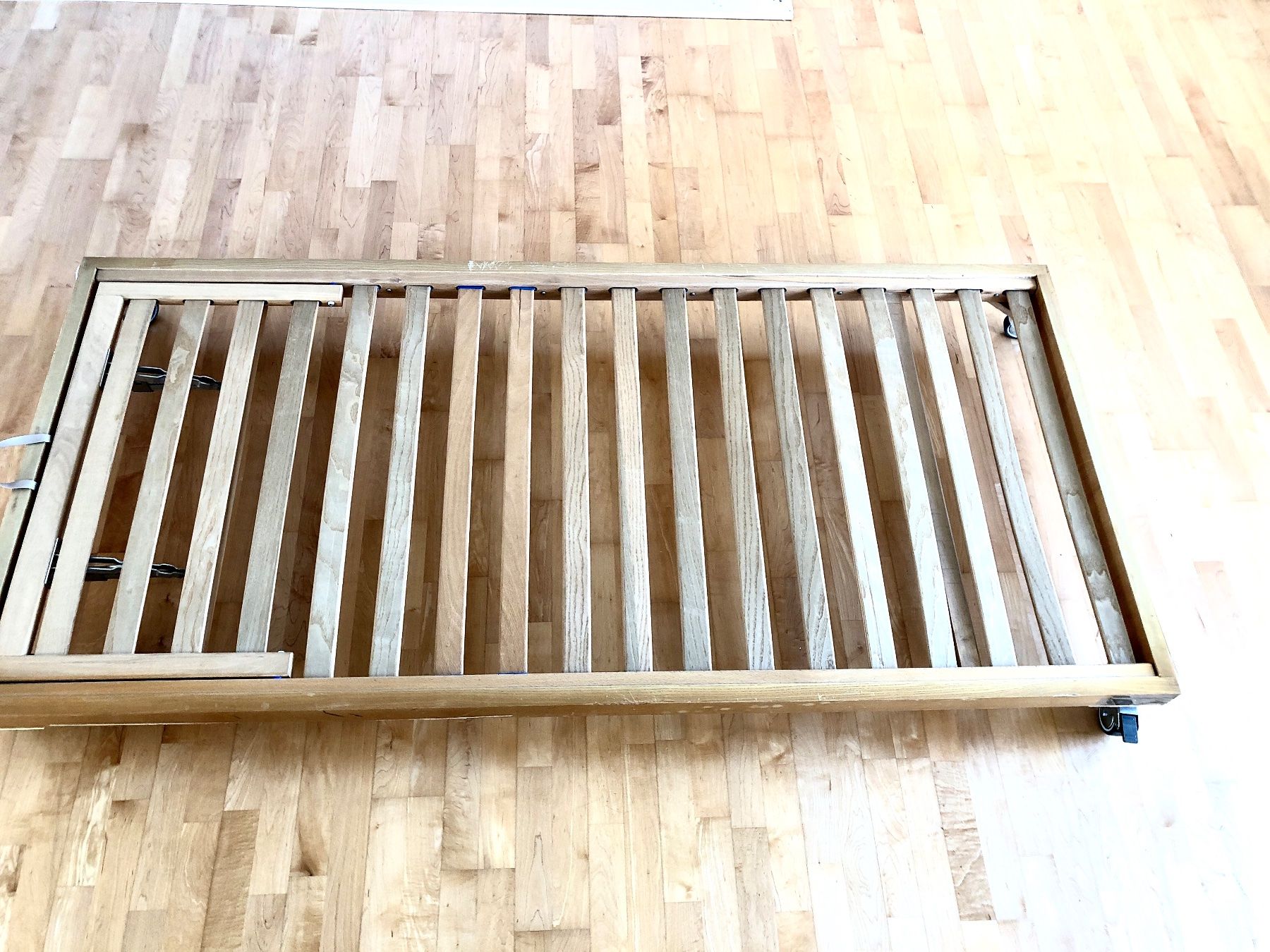 Betten: Bett auf Rädern 90x190cm – Gebraucht aus Bachenbülach von Besttime 1