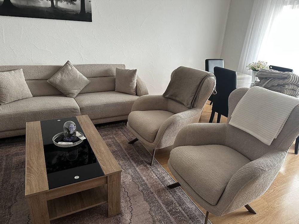 Set de table et chaises: Wohnzimmer-set. Sofà, Sessel, Tisch und Teppich – D'occasion à Eschenbach SG par Mernad 1
