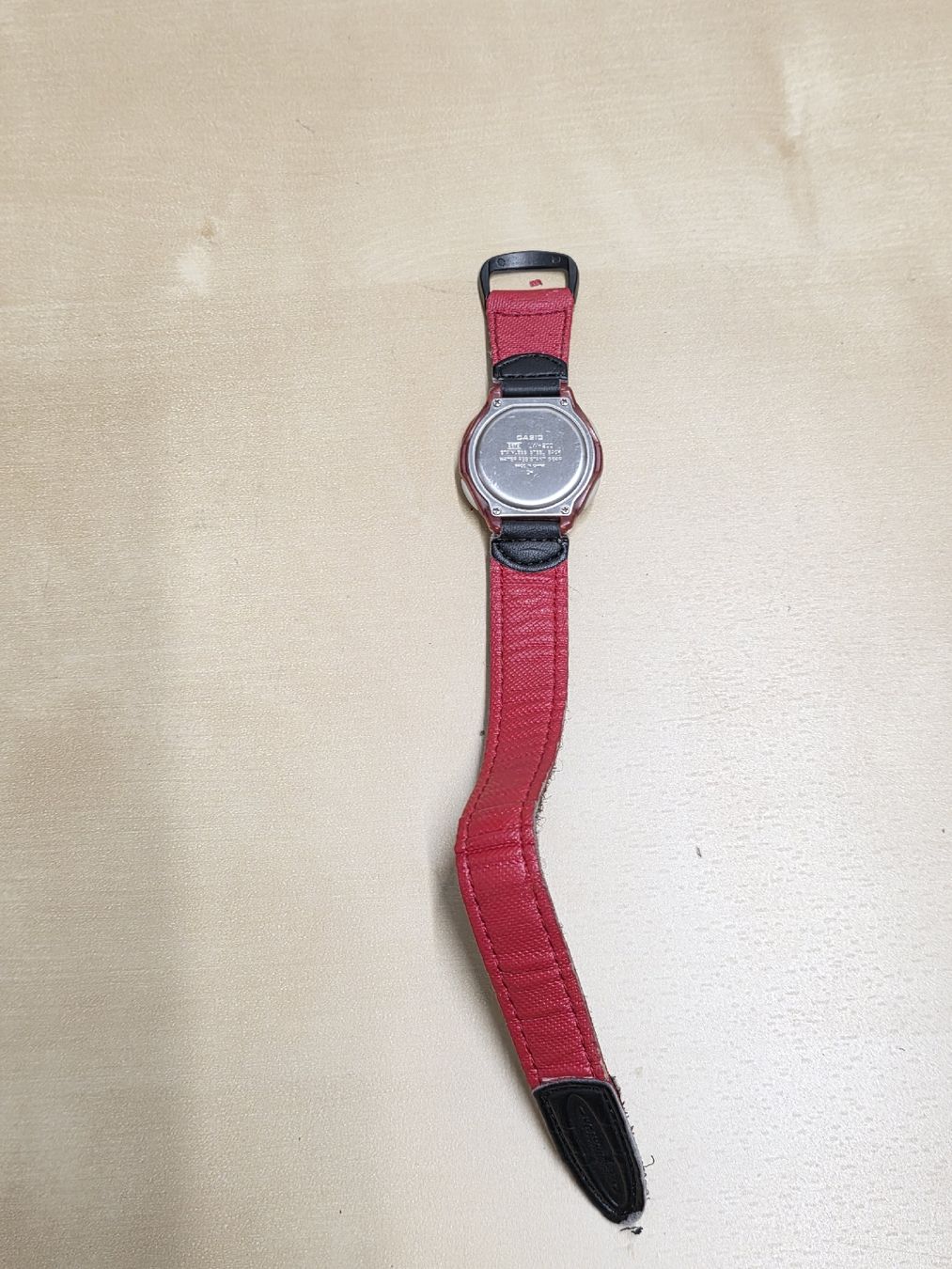 Casio Orologi: Casio Digitaluhr mit rotem Armband – Nuovo (secondo la descrizione) da Küsnacht ZH venduto da jan_8gpd 1