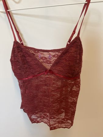 Rotes Spitzentop
