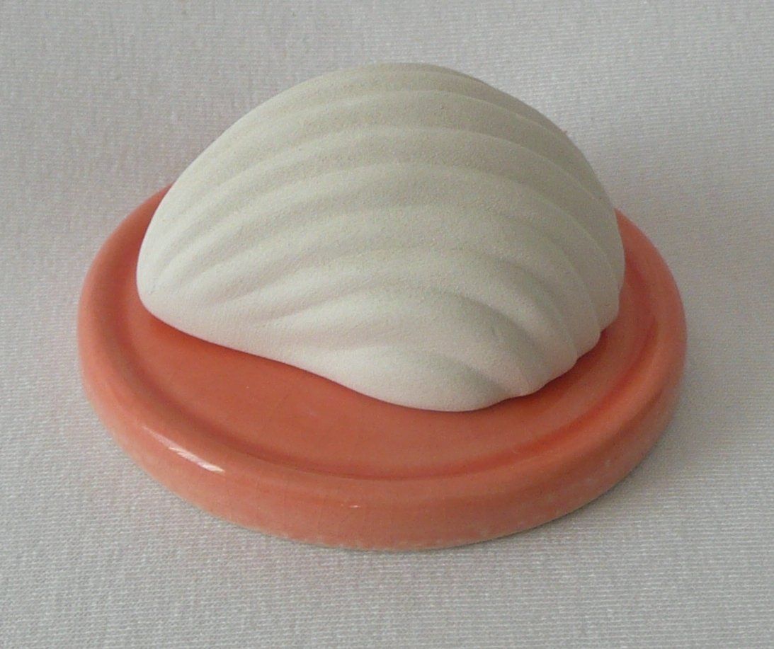 Diffusori di oli essenziali: Duftkeramik - Halbmuschel mit Untersetzer apricot – Nuovo e nell'imballaggio originale da Mauren venduto da Yeelen 1