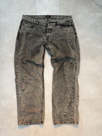 Graue Jeans