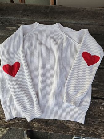 Weisser Strickpullover mit Herzen