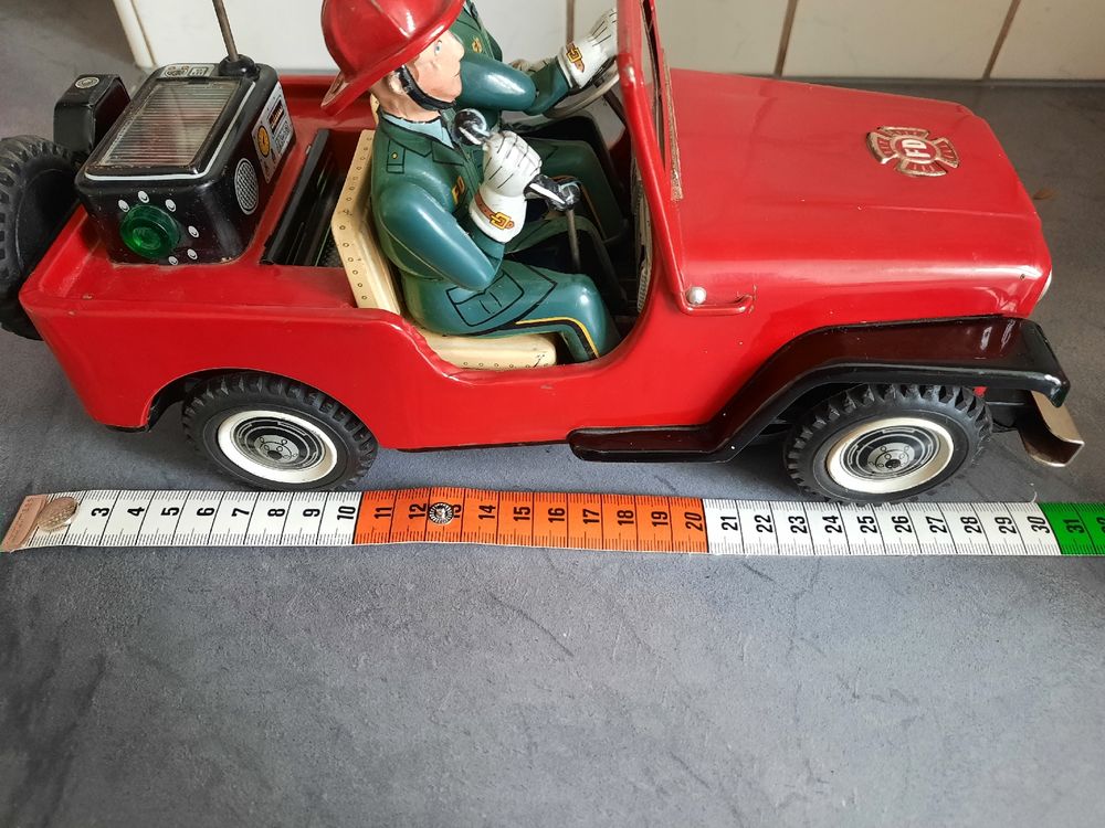 MADE IN JAPAN 1960. FD NAMURA, JEEP de POMPIER, en TÔLE. 7