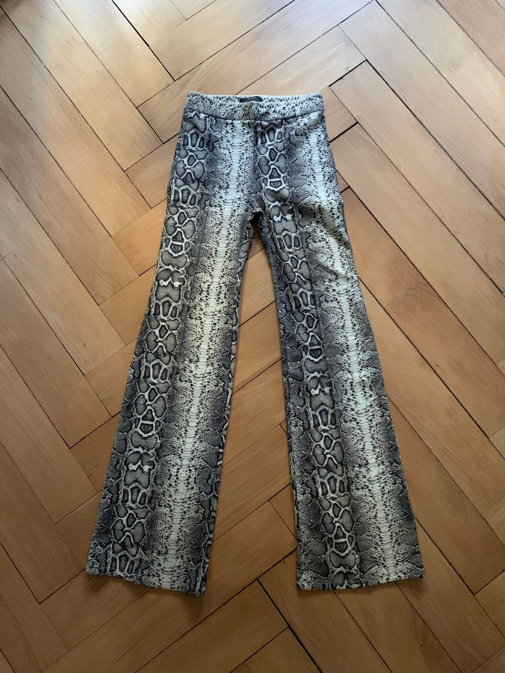 Bershka Pantaloni: BERSHKA - Hose m. Schlangen-Print S – Usato da Zürich venduto da Diazaio