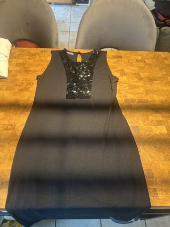 Robe noire sans manches avec paillettes