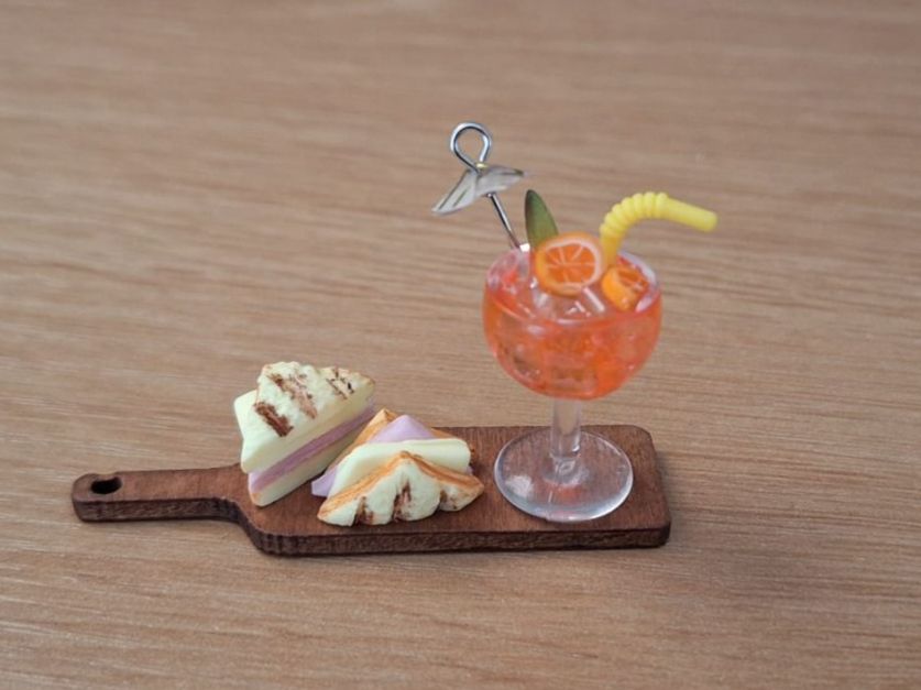 Case e mobili per bambole: Aperol Spritz mit Cocktailschirmchen und  Sandwich – Nuovo (secondo la descrizione) da Zürich venduto da HandmadeTinyFood 2