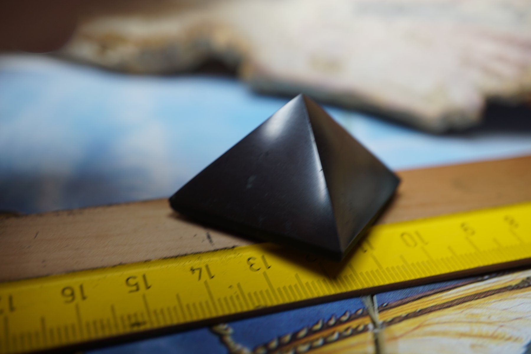 Mineralien & Heilsteine: Schungit Energy Pyramide     3cm x 3cm – Neu und originalverpackt aus Eschenbach SG von  7