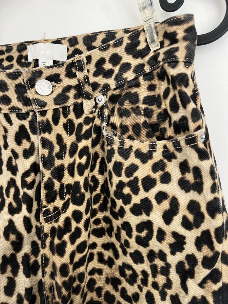 H&M Jeans: Jeans mit Leopardenmuster H&M – Usato da Gachnang venduto da todressgolden 1