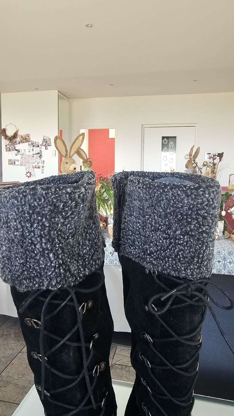 Scarpe per cavalli: Bottes en daim ornées d'un cordon décoratif sur le devant. – Usato da Nax venduto da mojy 2