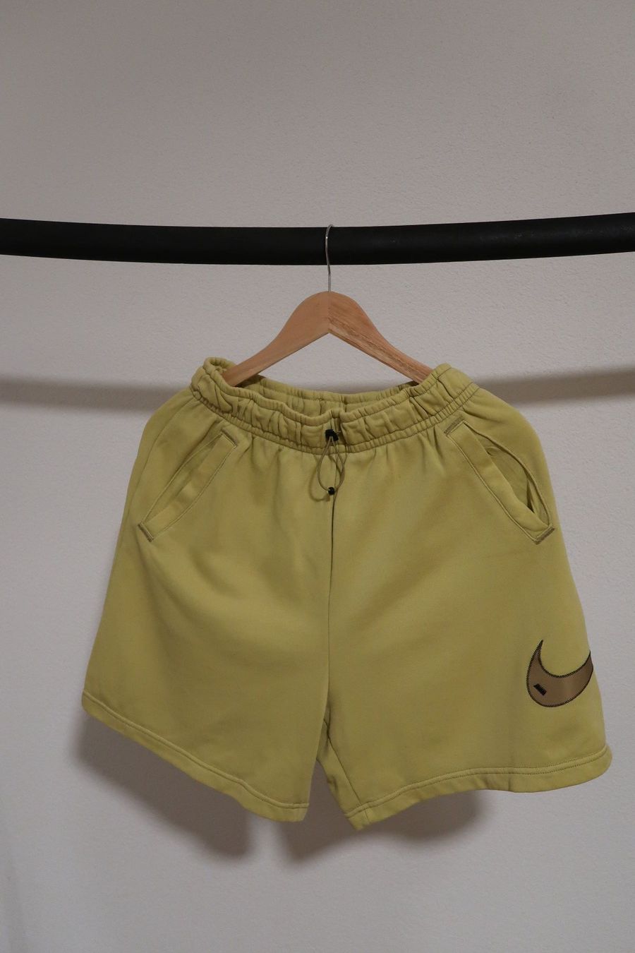 Nike Pantaloni: Nike Shorts gelb – Sport / Freizeit – Nuovo (secondo la descrizione) da Vogelsang AG venduto da ilk_7bqb