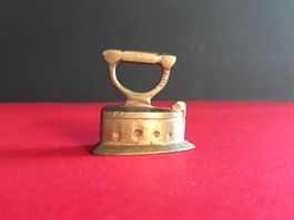 Bügeleisen Miniature Antik Messing Puppenhaus Setzkasten