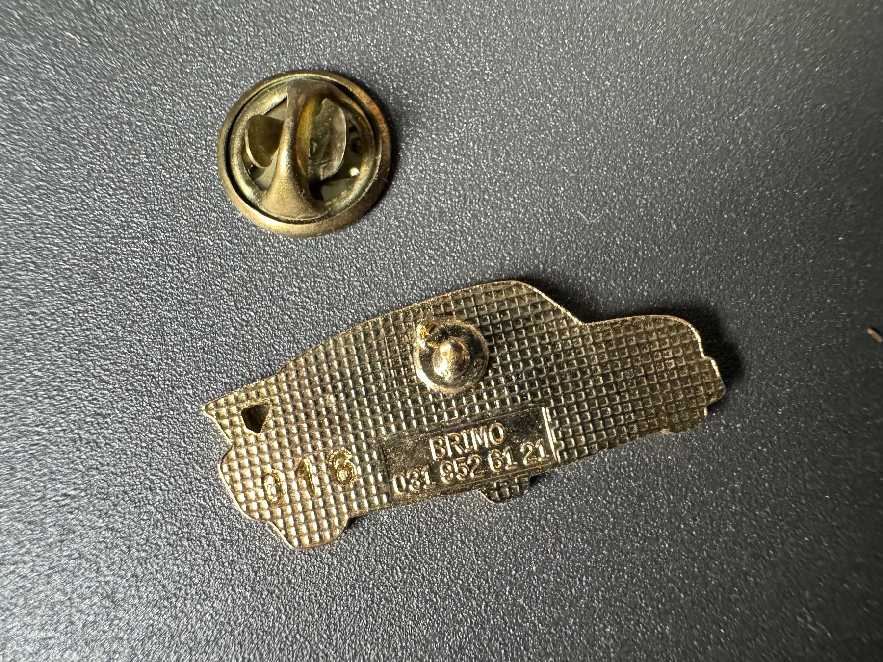 Plaketten & Abzeichen: Pin Truck Auto Wagen Bus Oldtimer BMW – Gebraucht aus Galgenen von rub_f6kh 1