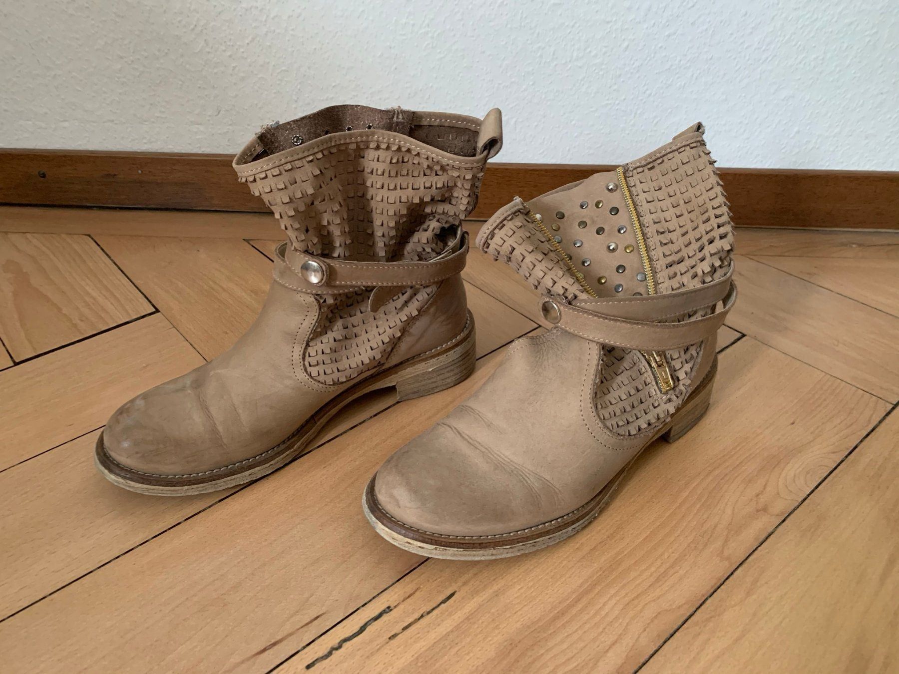 Chaussures femmes: KIRA BONELLI - Leder Stiefelette hellbraun 37 – D'occasion à Zürich par Diazaio