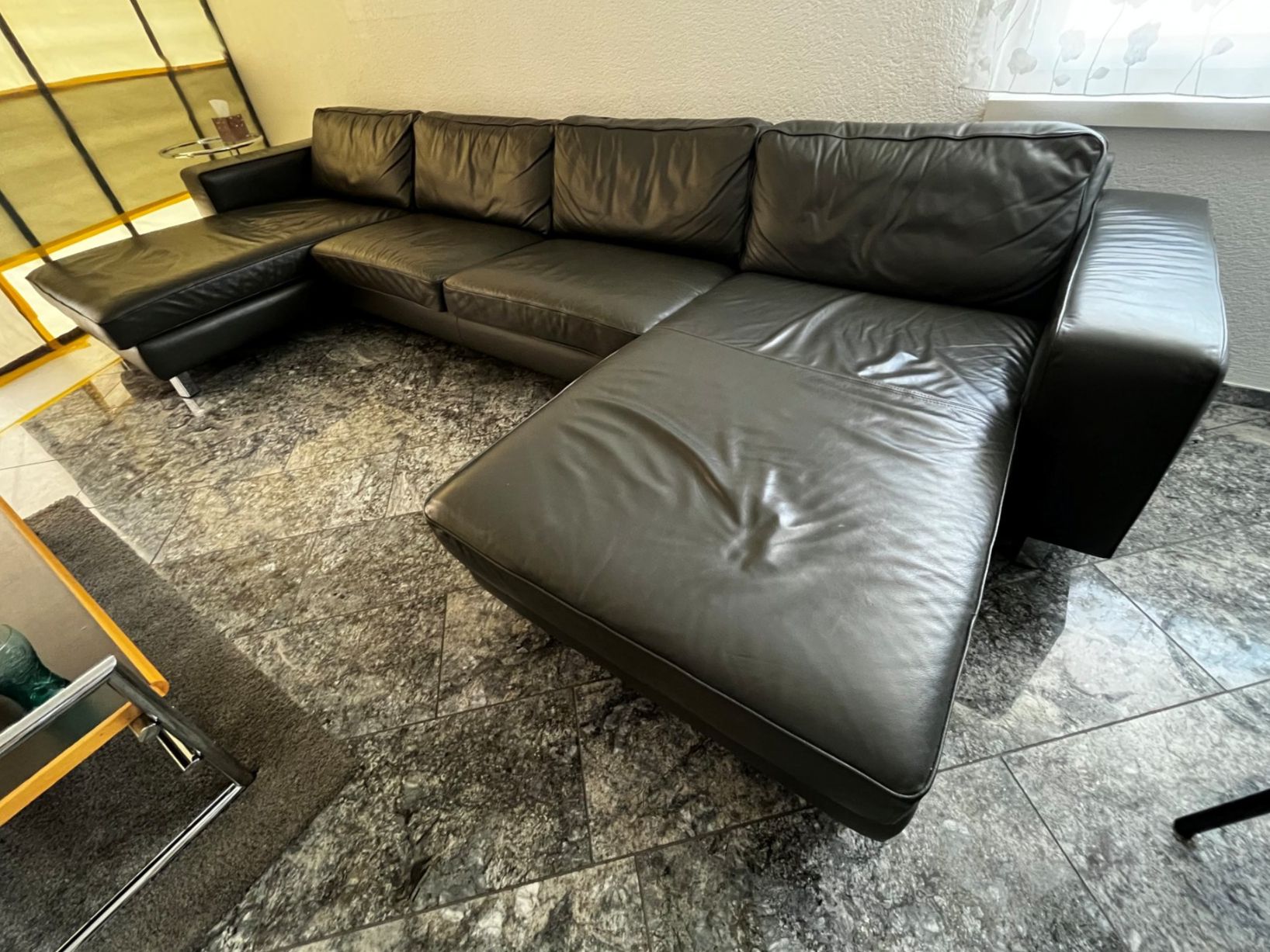 Interio Divani: Dunkelgraues Ledersofa mit Gebrauchsspuren – Usato da Gränichen venduto da Ansl 1