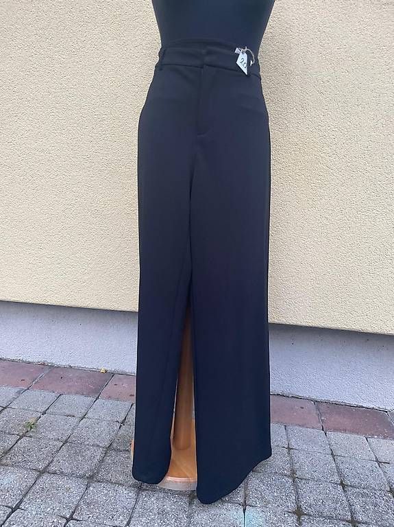 Pantaloni: Vendo pantaloni lunghi e corti donna  – Usato da Personico venduto da mel_v7hz