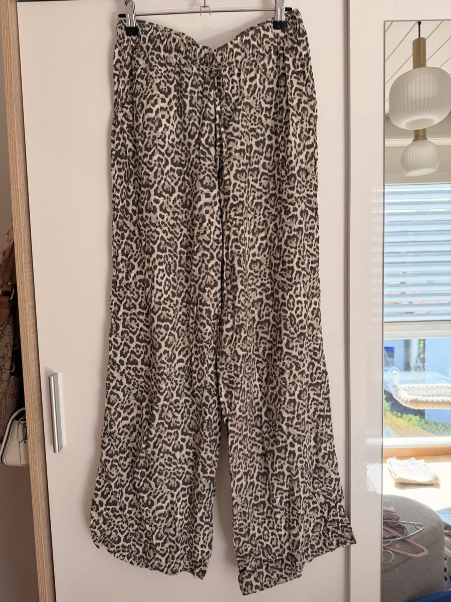 Stradivarius Pantaloni: Hose Leo Print Grösse M Stradivarius  – Nuovo (secondo la descrizione) da Kriegstetten venduto da Musli15