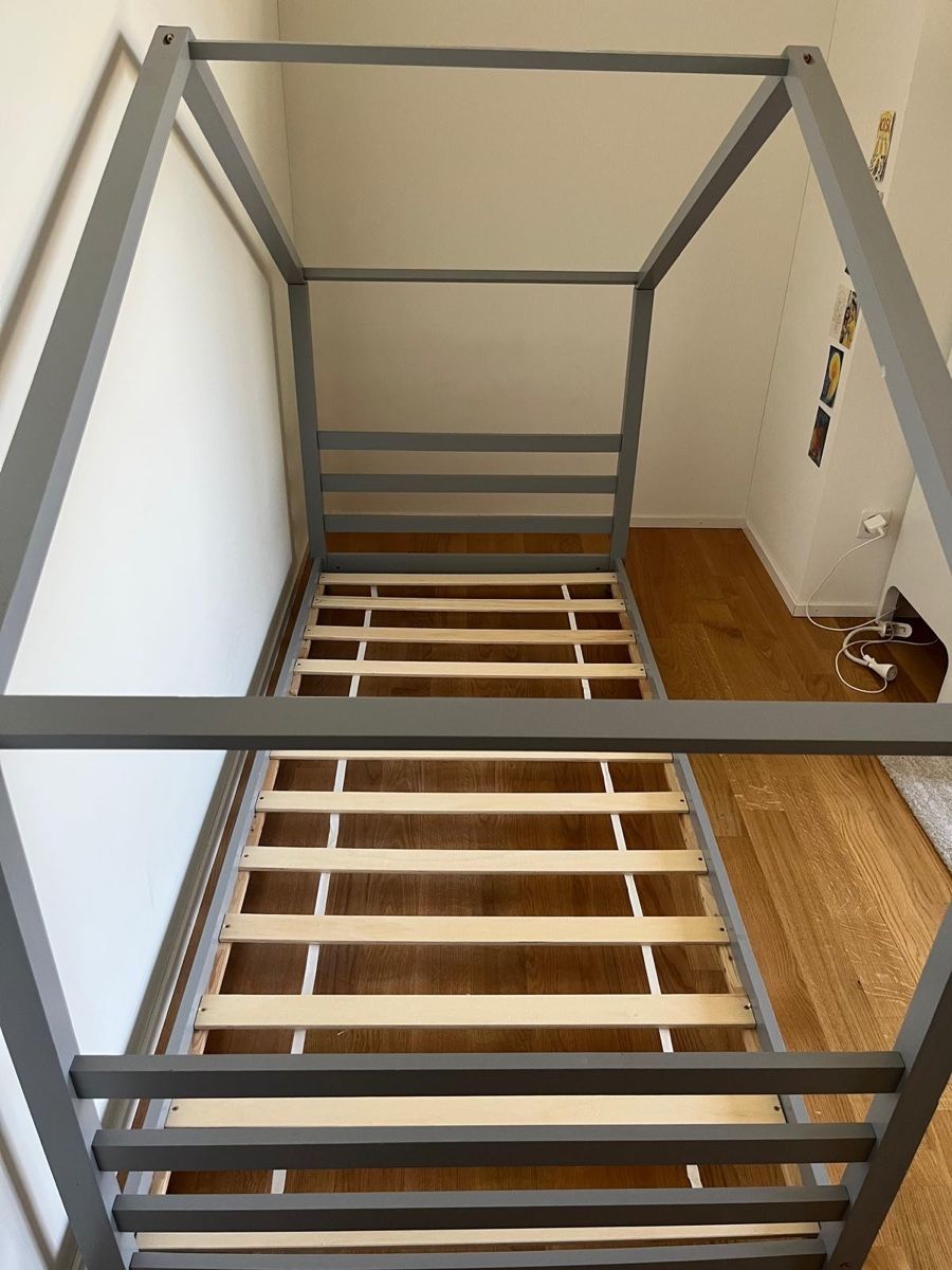Letti: Low Montessori house bed, solid wood  – Usato da Zürich venduto da Ioana.b 2