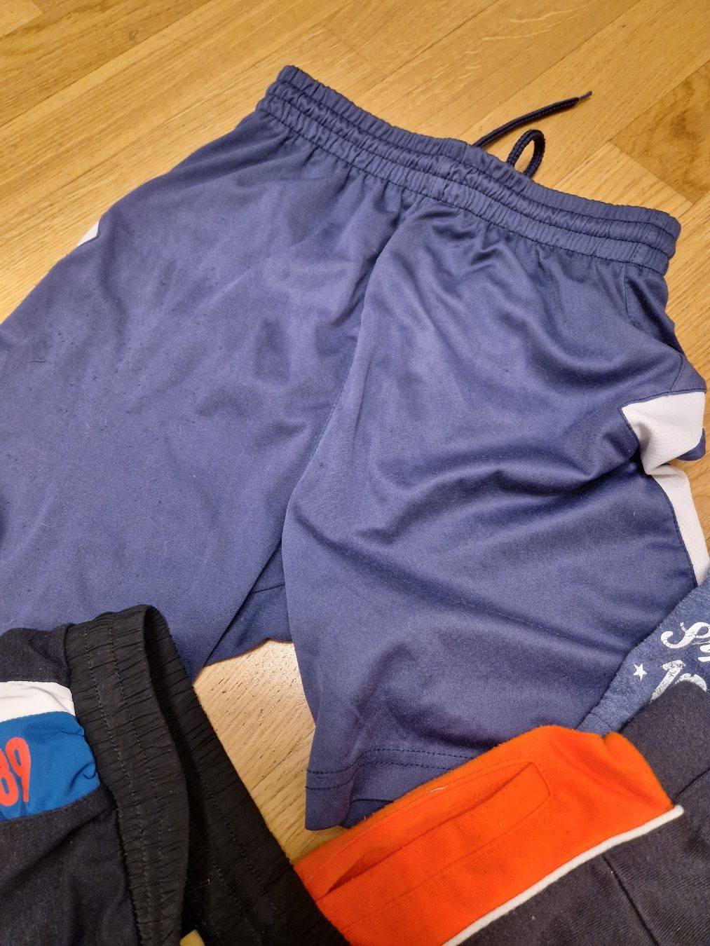 Lotti & Set di vestiti: lot de short bien utilisé taille 146 152 – Usato da Penthaz venduto da Sosotroc 4