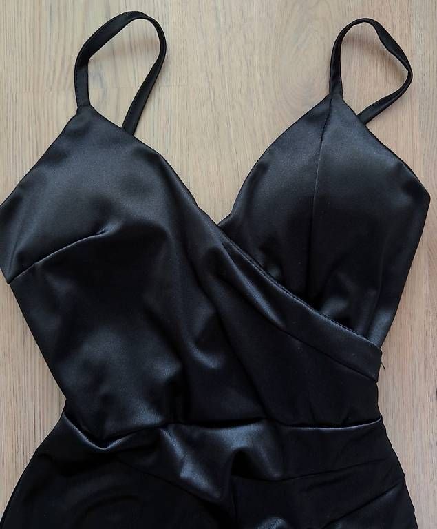 Vestiti: SCHWARZES SATIN-KLEID MIT TRÄGERN – Nuovo e nell'imballaggio originale da Amriswil venduto da deli20 3