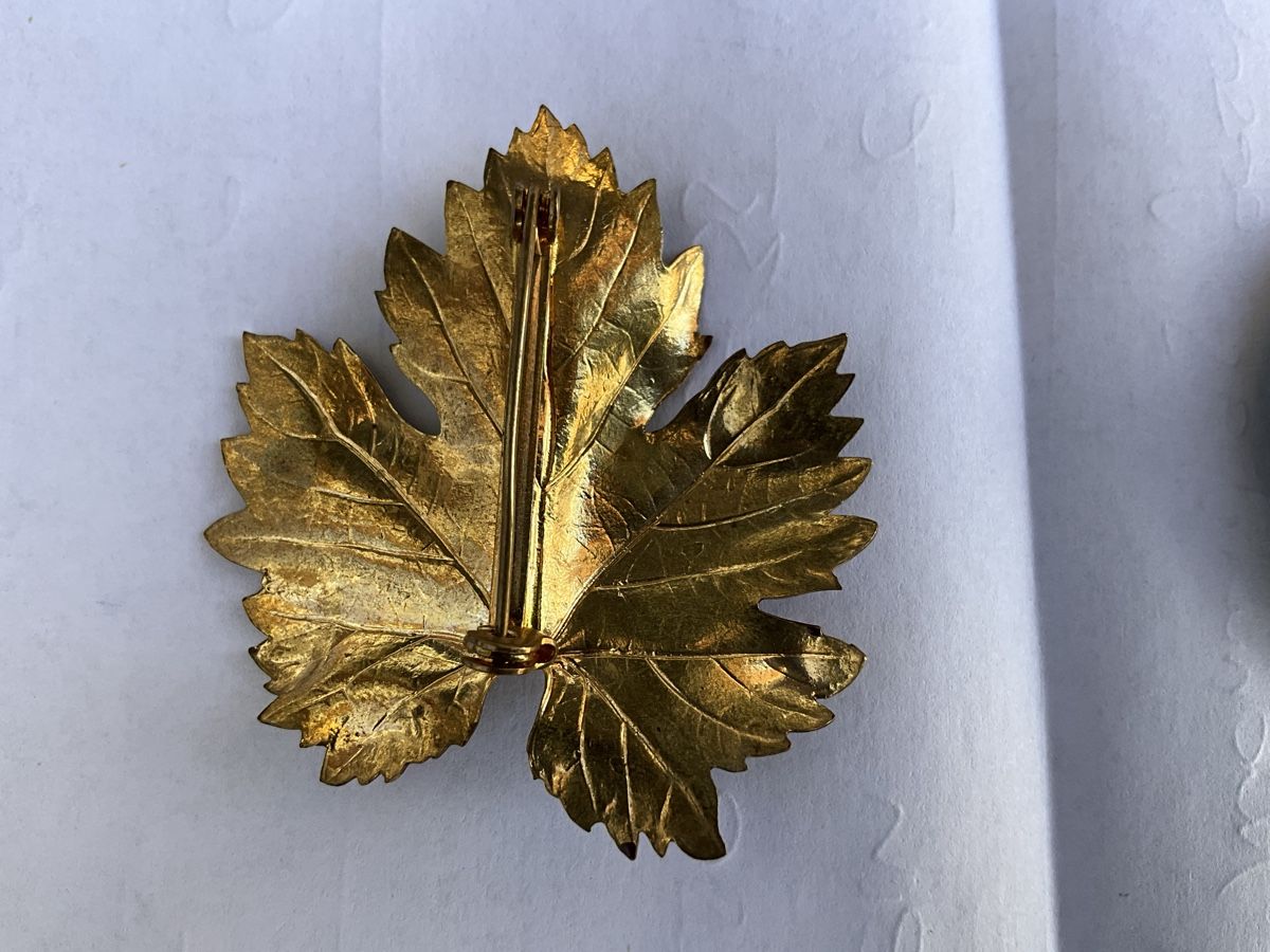 Broches & Aiguilles: Brosche Weinblatt mit Kugeln und Anstecker mit Blume – D'occasion à Thal par nocheli 4