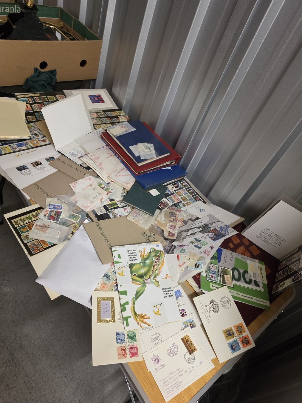 Tutti i francobolli: Enorme lot de timbre a controler – Usato da Val-d'Illiez venduto da AntiqueG 1